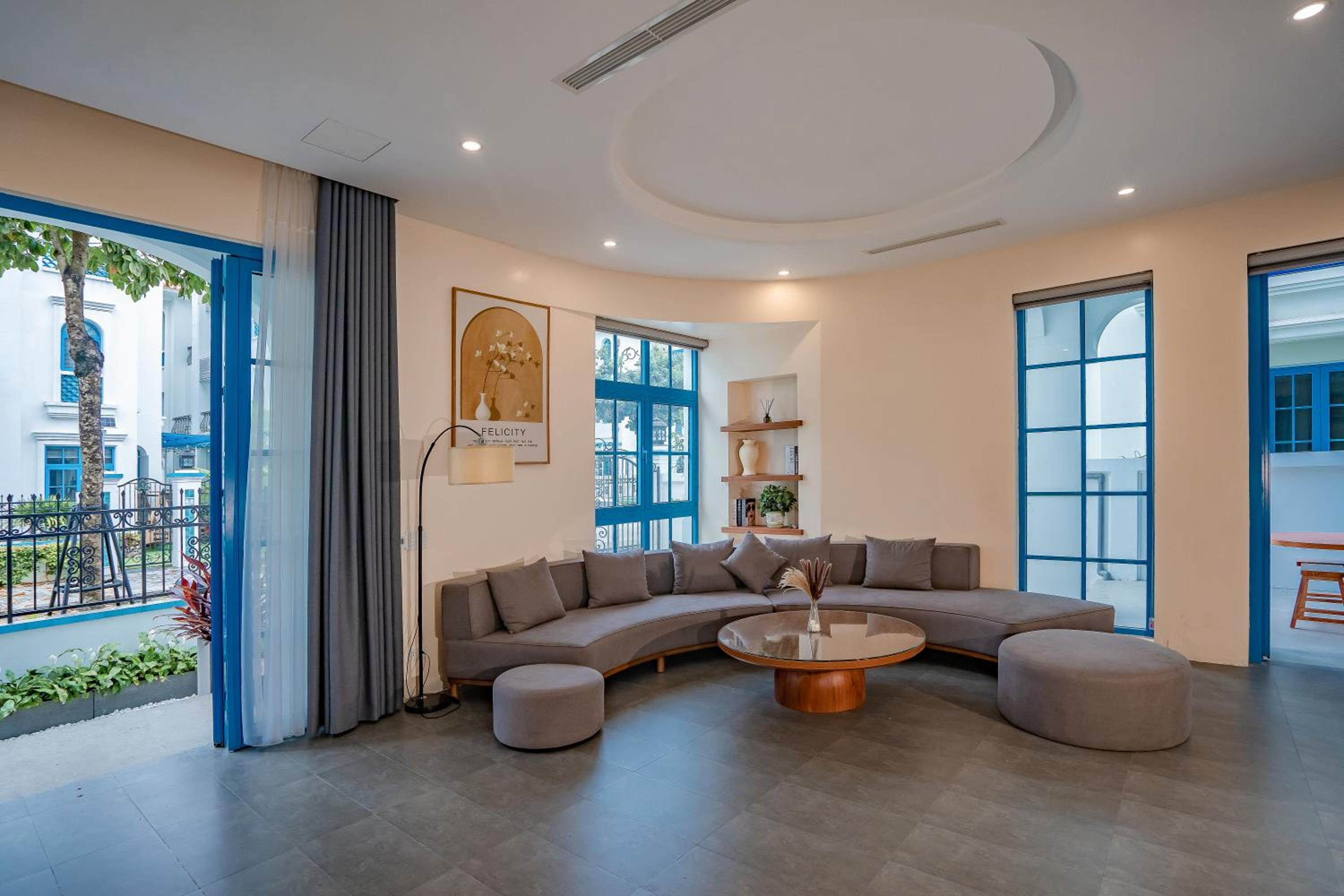 Spacious 6BR Villa Near Beach