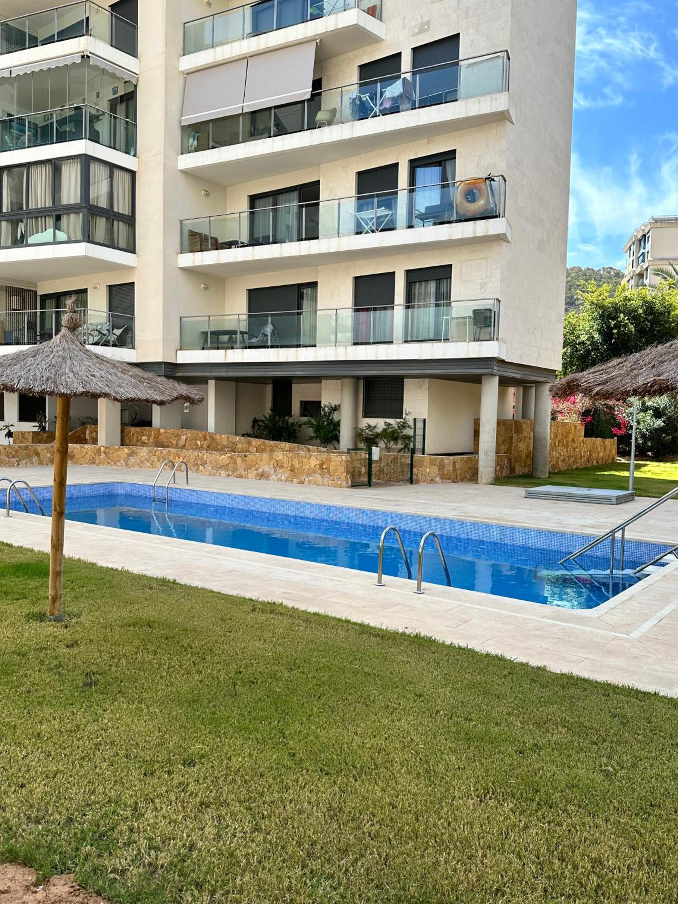 Luxurious Newly Renovated 2 Bedroom Condo by the Beach photo 5