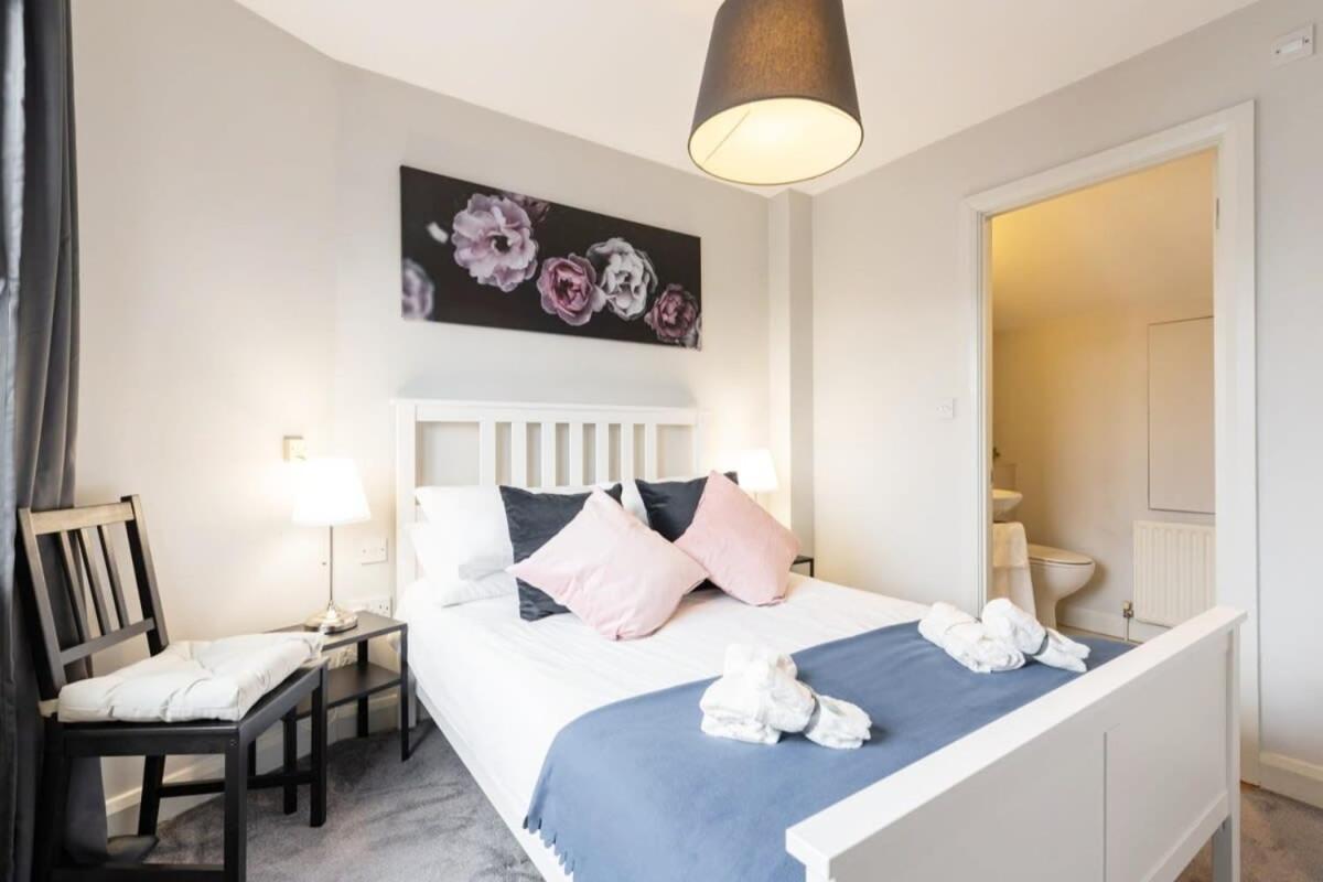 Central Location 2 BEDROOM 2 BATHROOM FAST WIFI