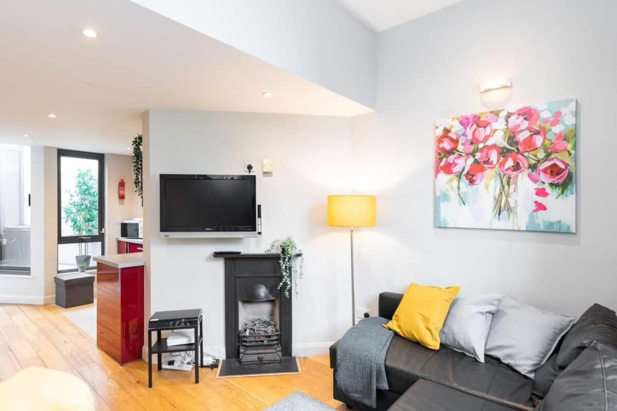Central Location 2 BEDROOM 2 BATHROOM FAST WIFI