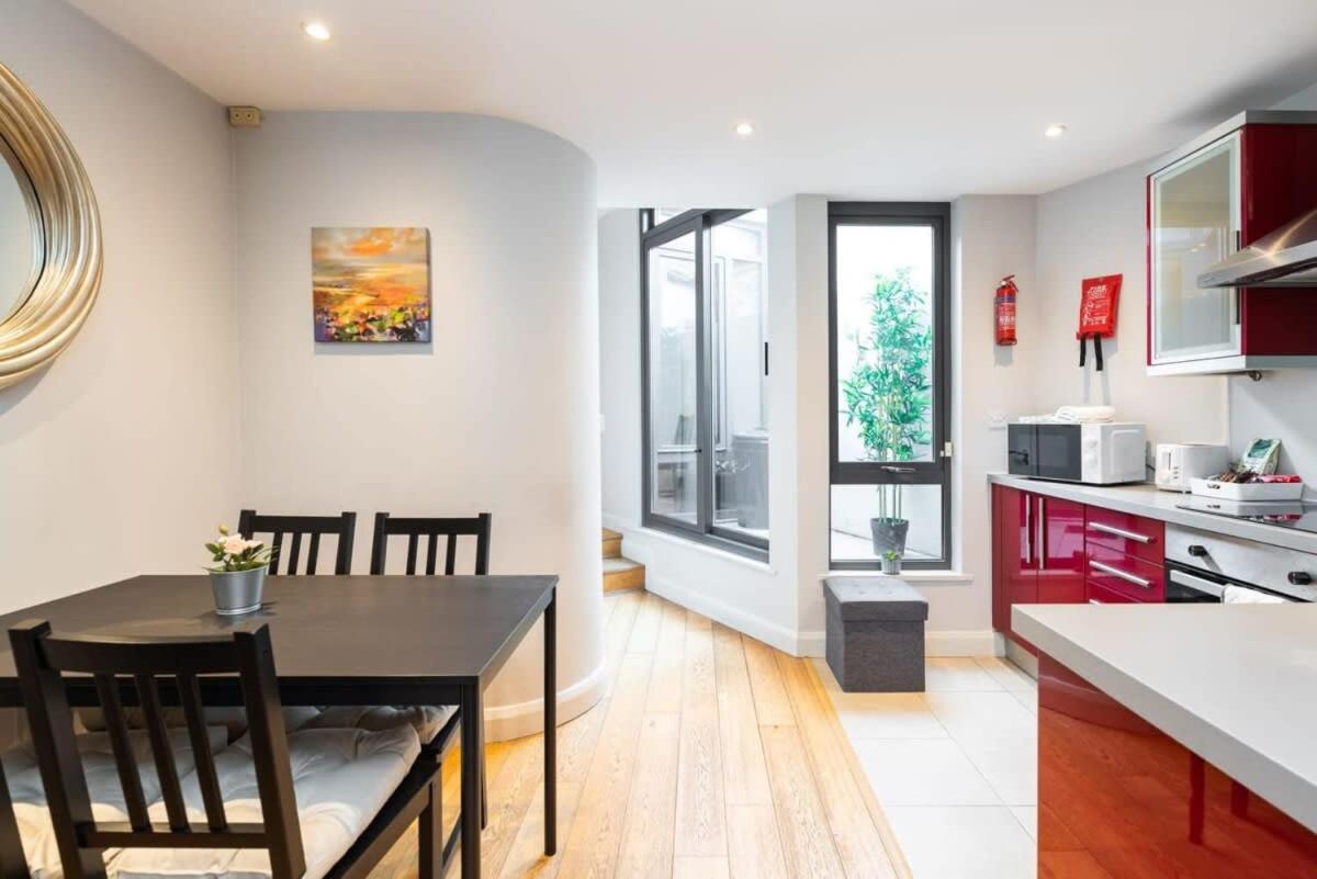 Central Location 2 BEDROOM 2 BATHROOM FAST WIFI
