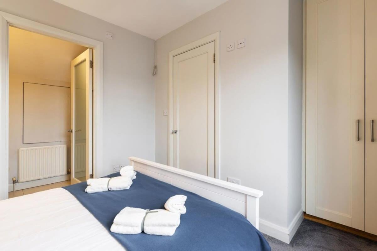 Central Location 2 BEDROOM 2 BATHROOM FAST WIFI