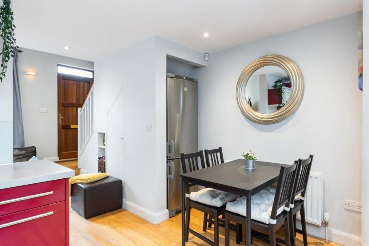 Central Location 2 BEDROOM 2 BATHROOM FAST WIFI