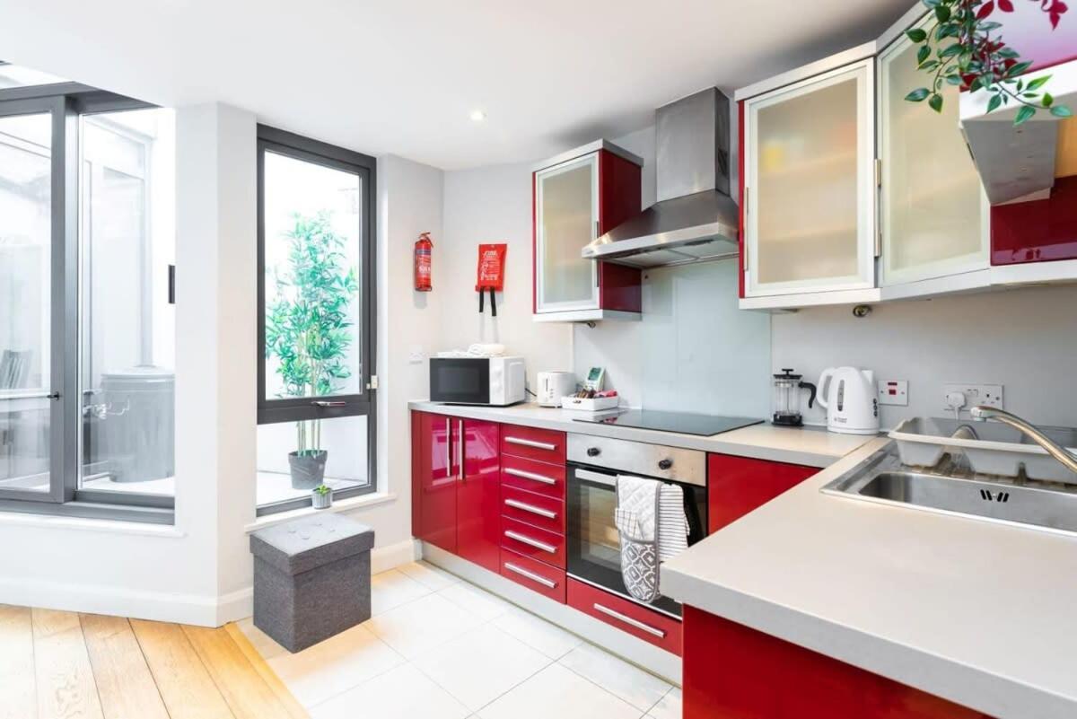 Central Location 2 BEDROOM 2 BATHROOM FAST WIFI