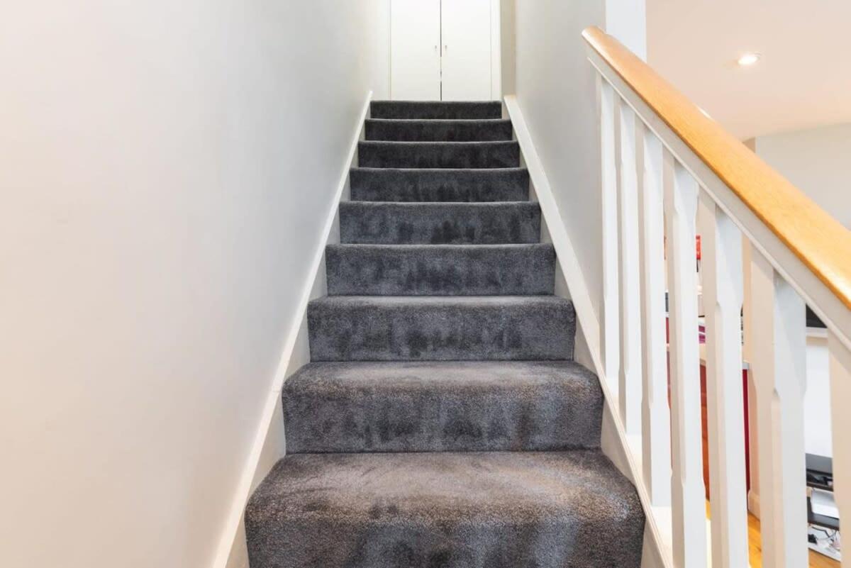 Central Location 2 BEDROOM 2 BATHROOM FAST WIFI