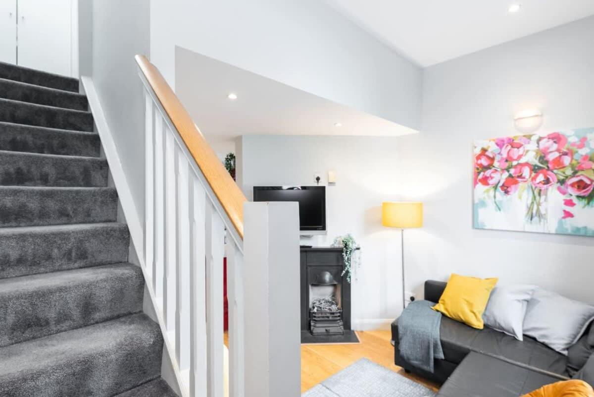 Central Location 2 BEDROOM 2 BATHROOM FAST WIFI