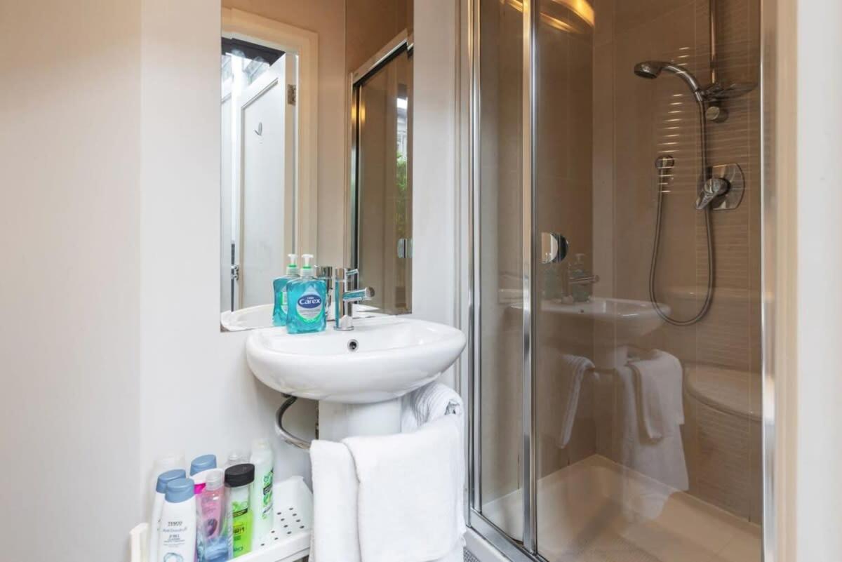 Central Location 2 BEDROOM 2 BATHROOM FAST WIFI