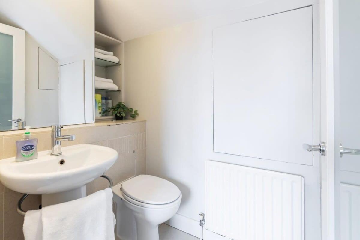 Central Location 2 BEDROOM 2 BATHROOM FAST WIFI
