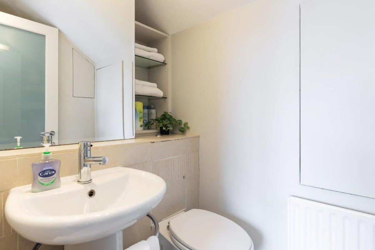 Central Location 2 BEDROOM 2 BATHROOM FAST WIFI