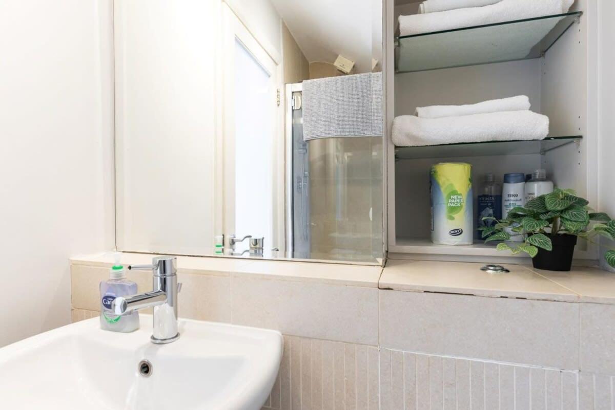 Central Location 2 BEDROOM 2 BATHROOM FAST WIFI