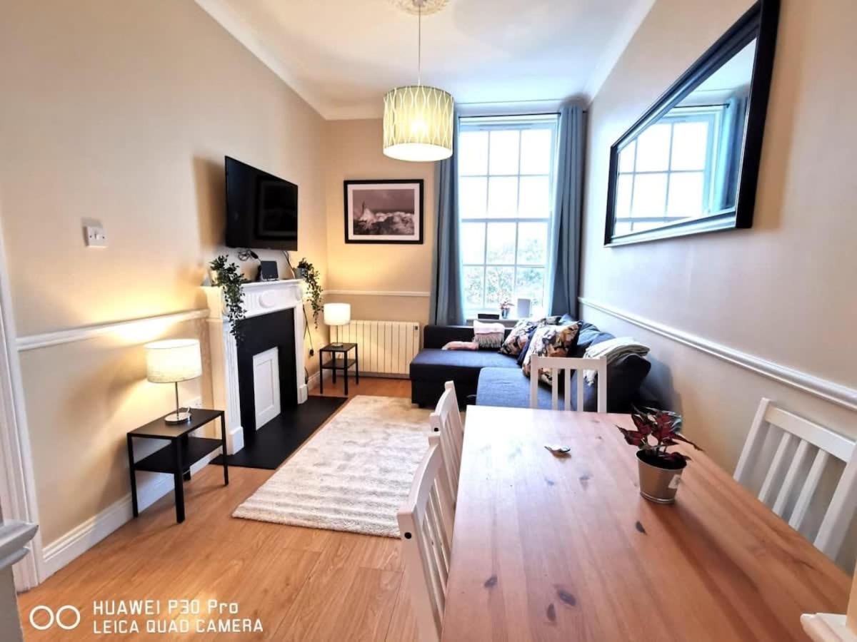 CENTRAL LOCATION 2 BED APT Fast WIFI & TV&KITCHEN