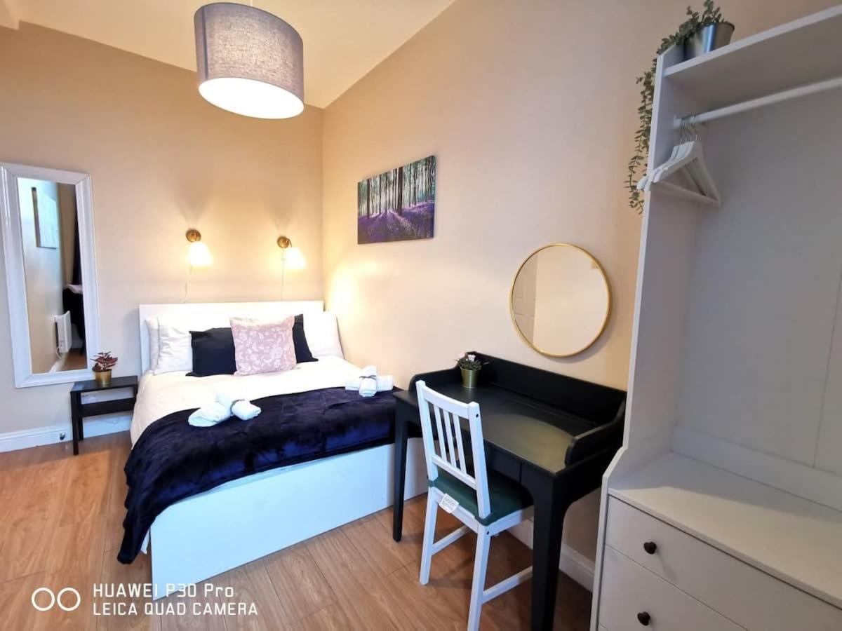 CENTRAL LOCATION 2 BED APT Fast WIFI & TV&KITCHEN