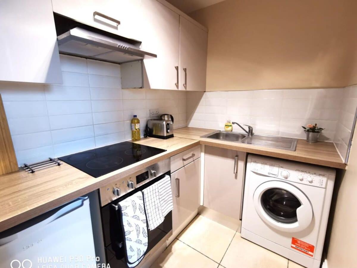CENTRAL LOCATION 2 BED APT Fast WIFI & TV&KITCHEN