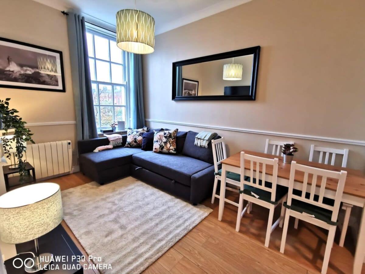 CENTRAL LOCATION 2 BED APT Fast WIFI & TV&KITCHEN