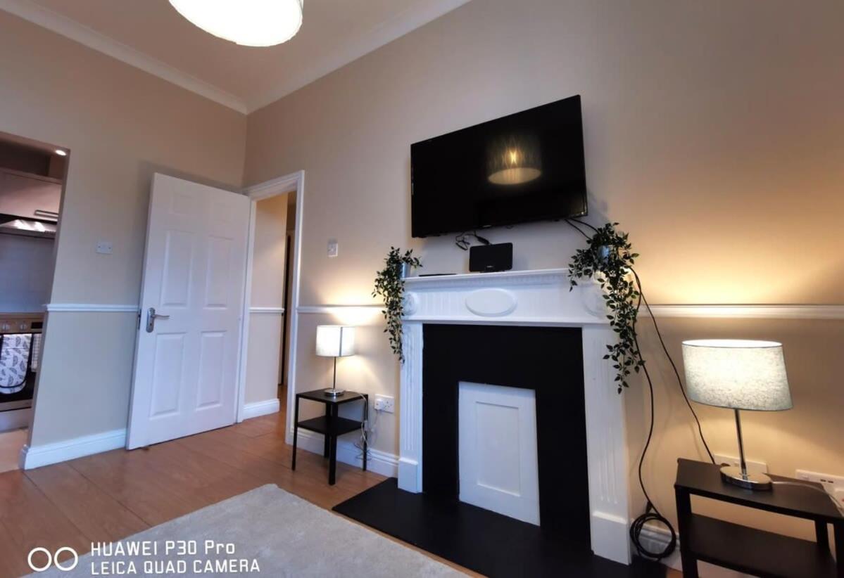 CENTRAL LOCATION 2 BED APT Fast WIFI & TV&KITCHEN