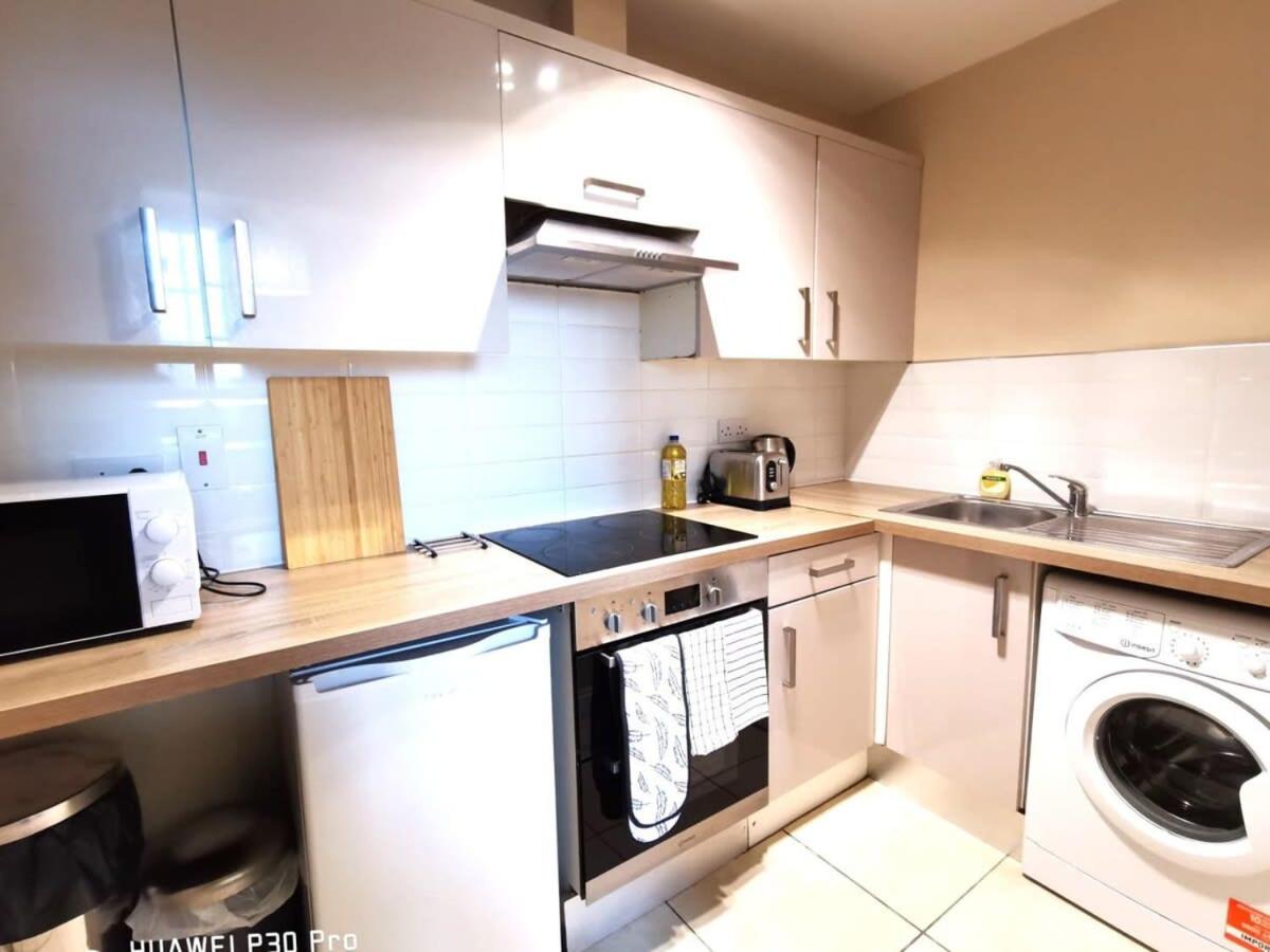 CENTRAL LOCATION 2 BED APT Fast WIFI & TV&KITCHEN