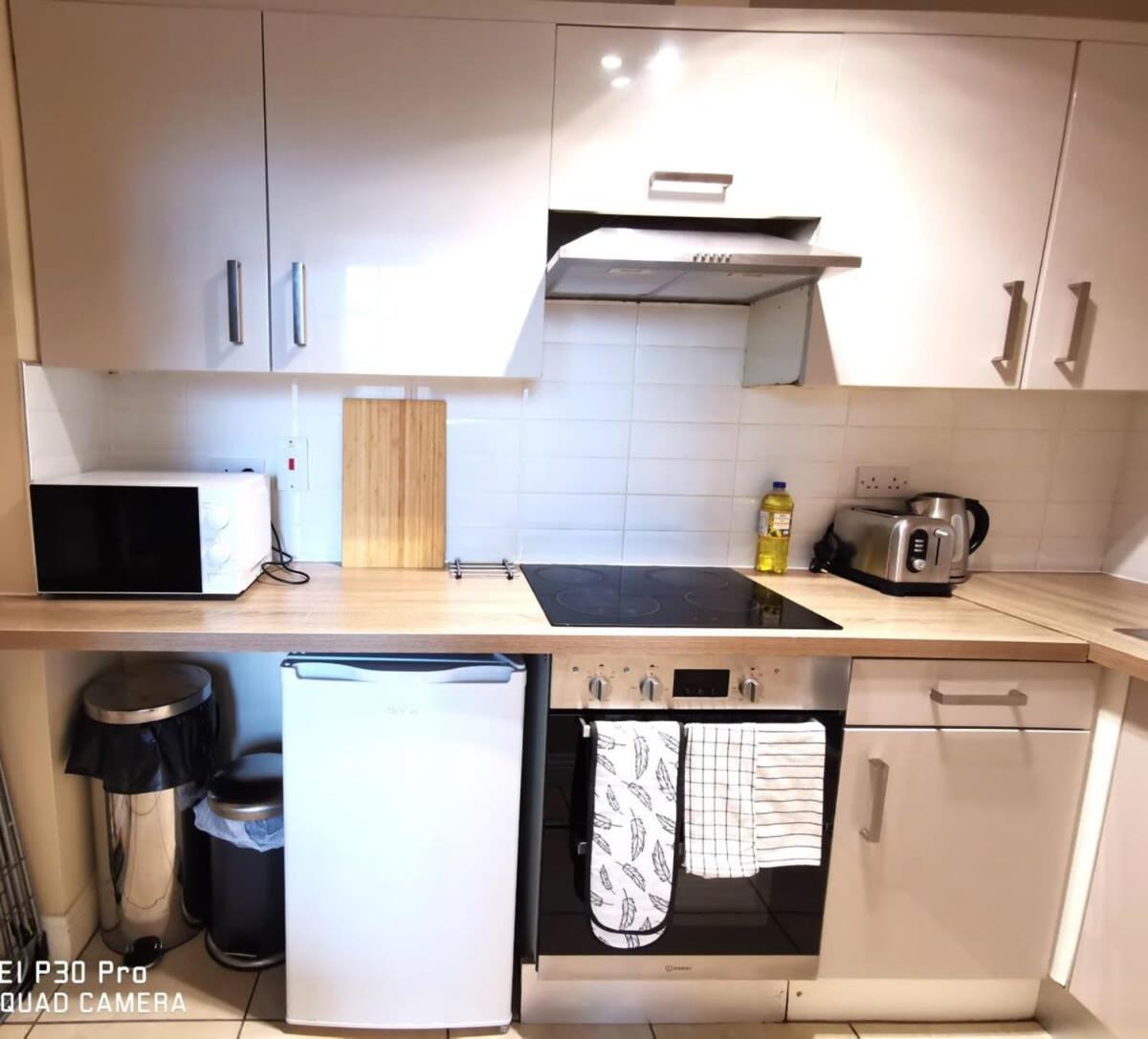 CENTRAL LOCATION 2 BED APT Fast WIFI & TV&KITCHEN