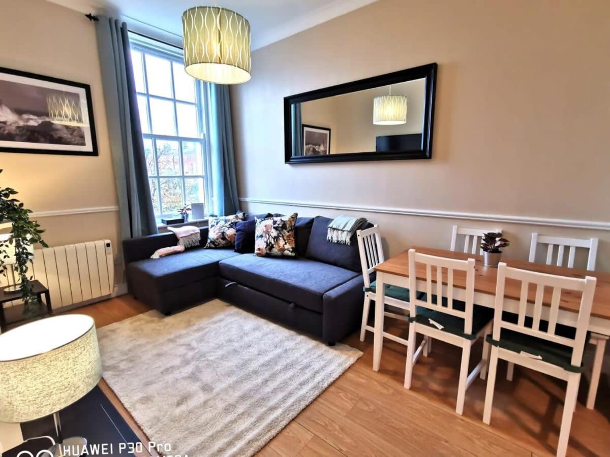 CENTRAL LOCATION 2 BED APT Fast WIFI & TV&KITCHEN