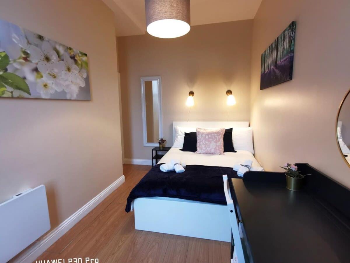 CENTRAL LOCATION 2 BED APT Fast WIFI & TV&KITCHEN