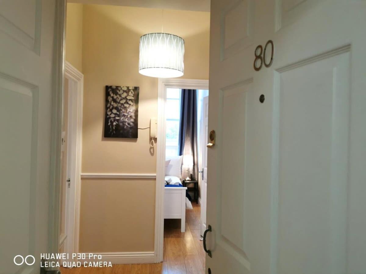 CENTRAL LOCATION 2 BED APT Fast WIFI & TV&KITCHEN