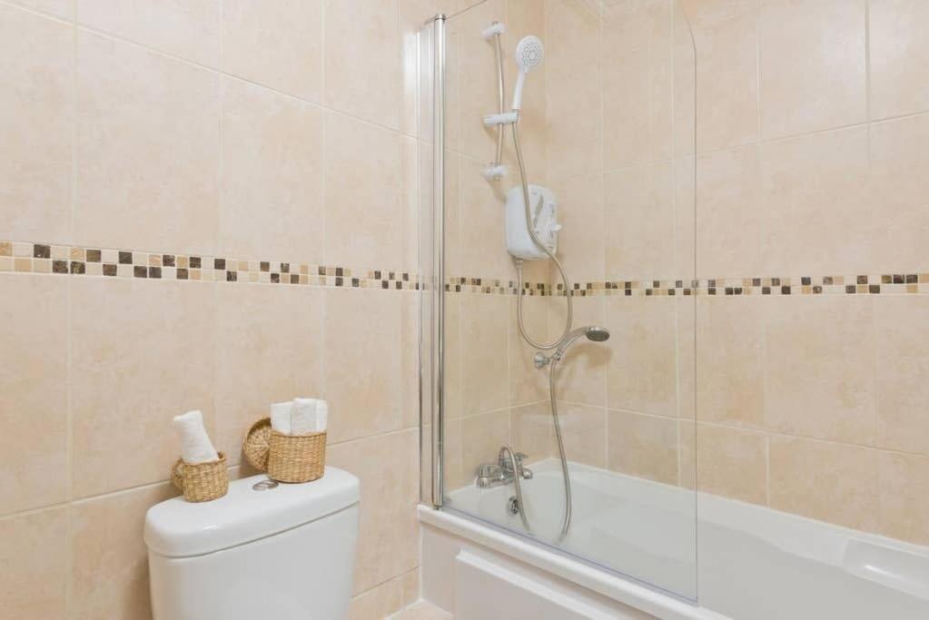 CENTRAL LOCATION 2 BED APT Fast WIFI & TV&KITCHEN