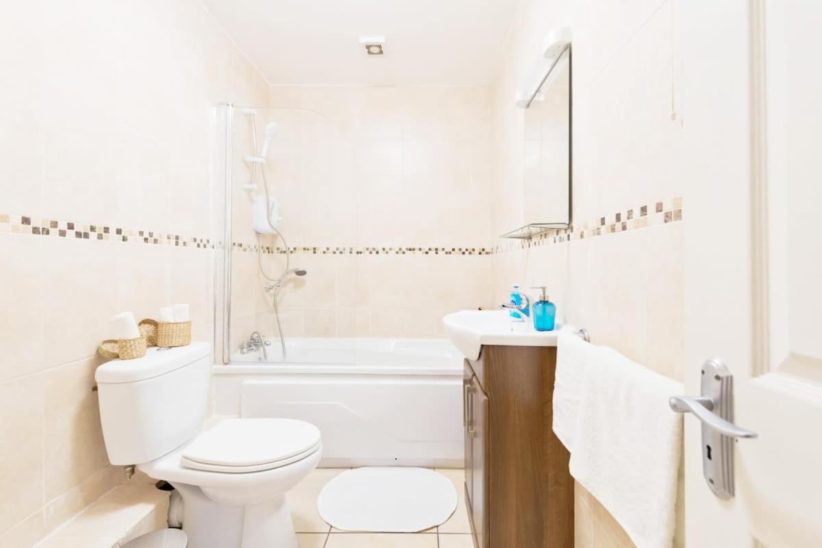 CENTRAL LOCATION 2 BED APT Fast WIFI & TV&KITCHEN