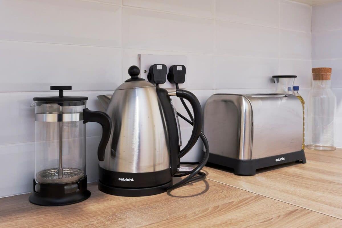 CENTRAL LOCATION 2 BED APT Fast WIFI & TV&KITCHEN