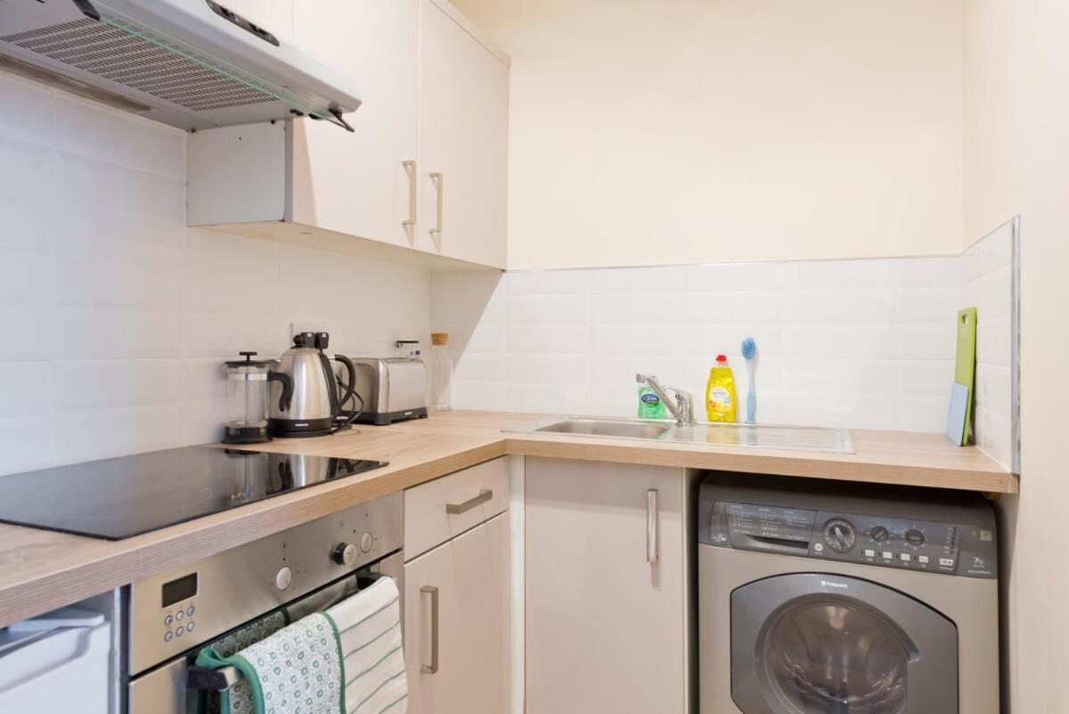 CENTRAL LOCATION 2 BED APT Fast WIFI & TV&KITCHEN