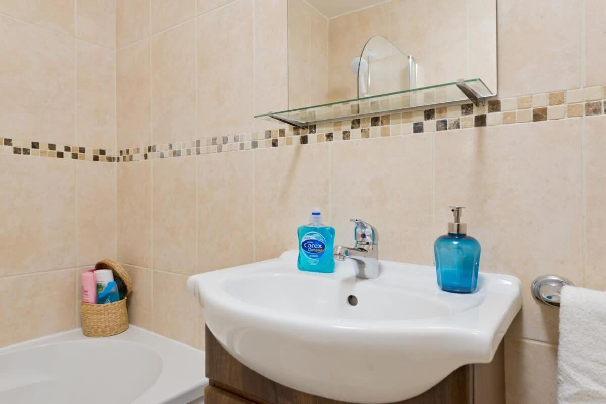 CENTRAL LOCATION 2 BED APT Fast WIFI & TV&KITCHEN