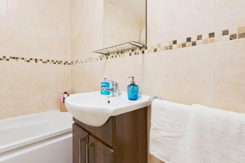 CENTRAL LOCATION 2 BED APT Fast WIFI & TV&KITCHEN