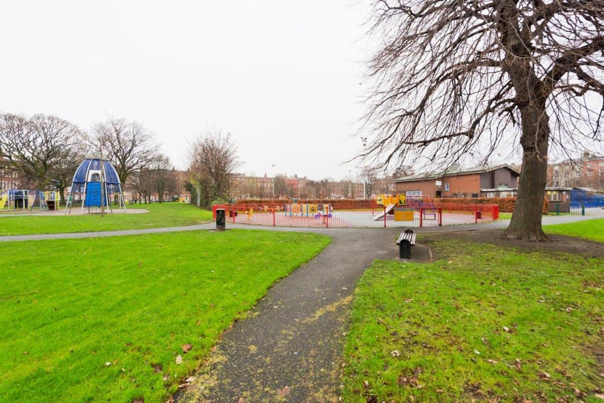 CENTRAL LOCATION 2 BED APT Fast WIFI & TV&KITCHEN