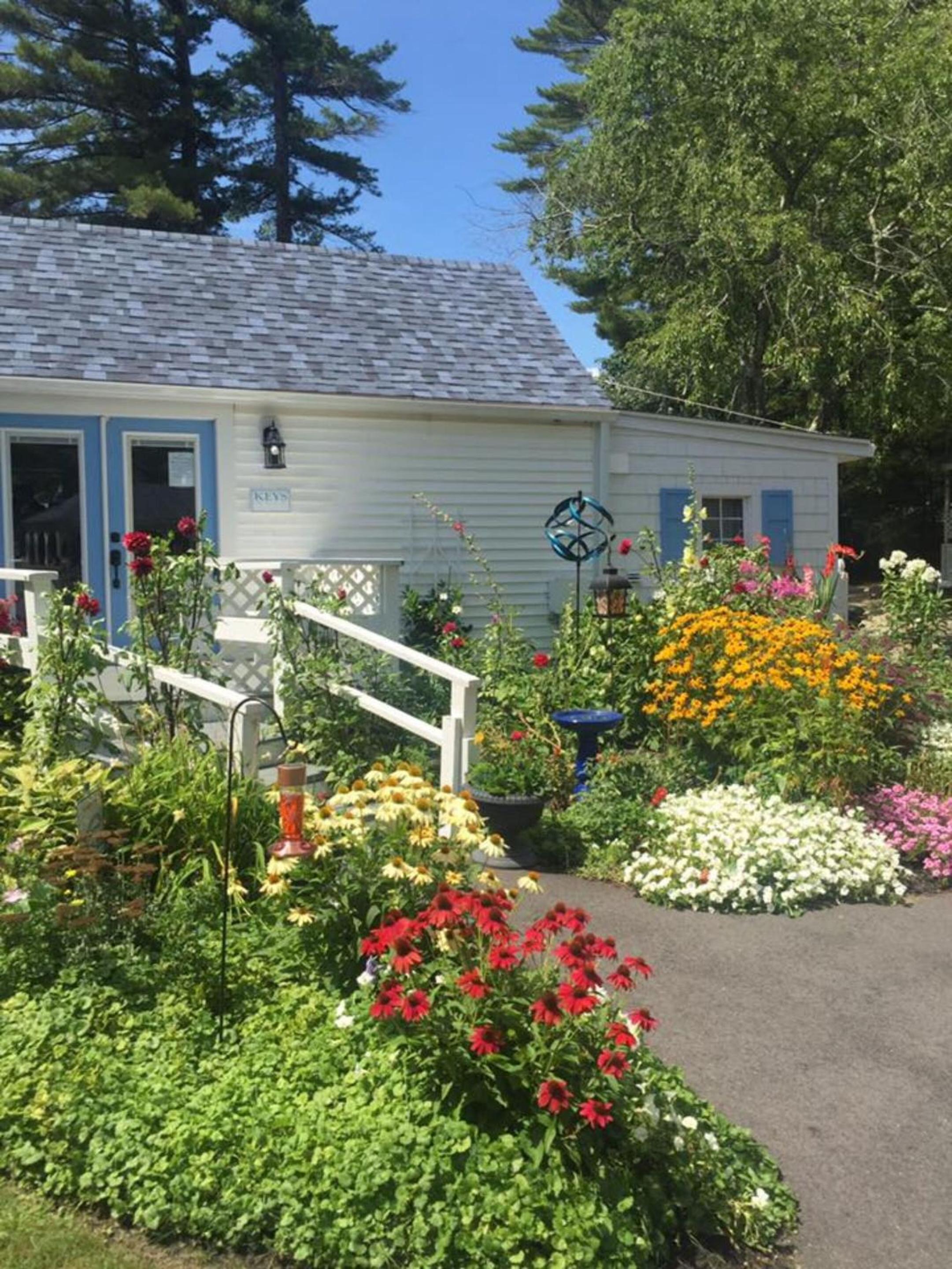 2 River Road Inn & Cottages