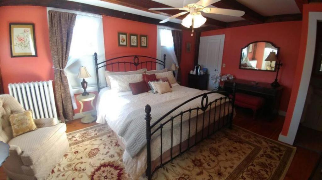2 River Road Inn & Cottages