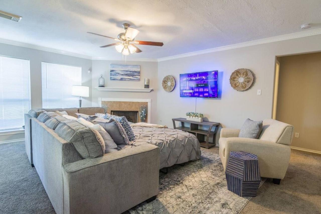 Cozy & Modern 5BR Smart Home with Yard and BBQ view 2