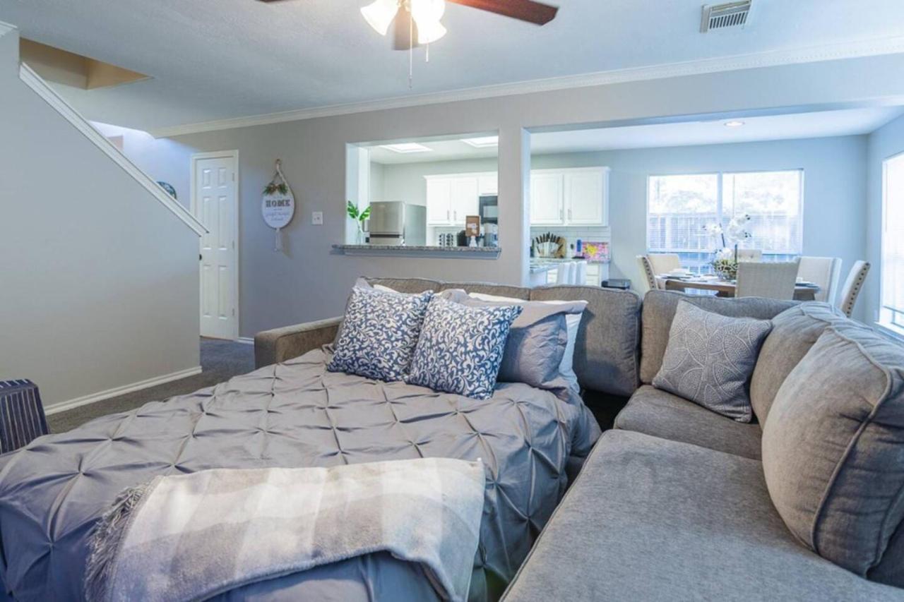 Cozy & Modern 5BR Smart Home with Yard and BBQ view 4