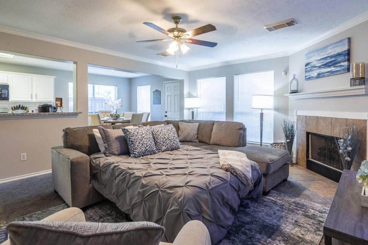 Cozy & Modern 5BR Smart Home with Yard and BBQ view 3