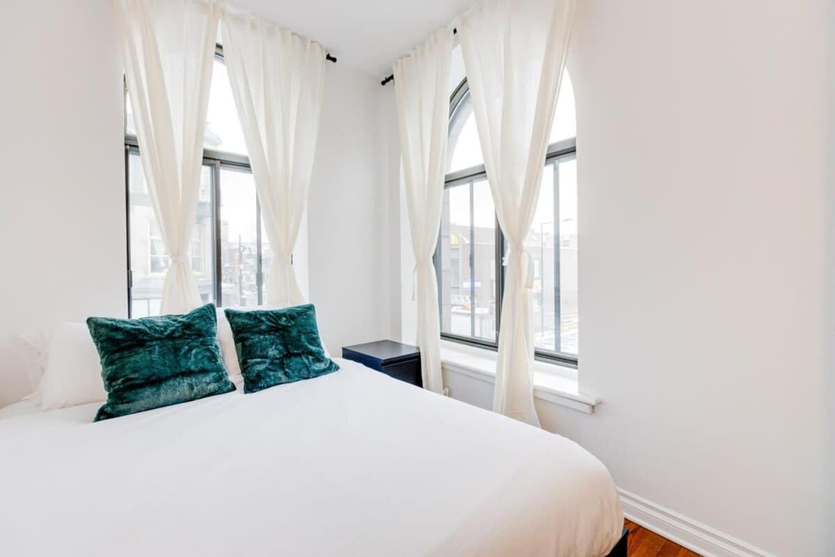M11 Gorgeous Bright Corner 2BR in Heart of MTL view 3