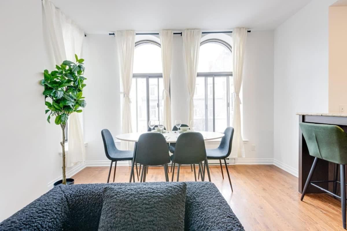 M11 Gorgeous Bright Corner 2BR in Heart of MTL view 4