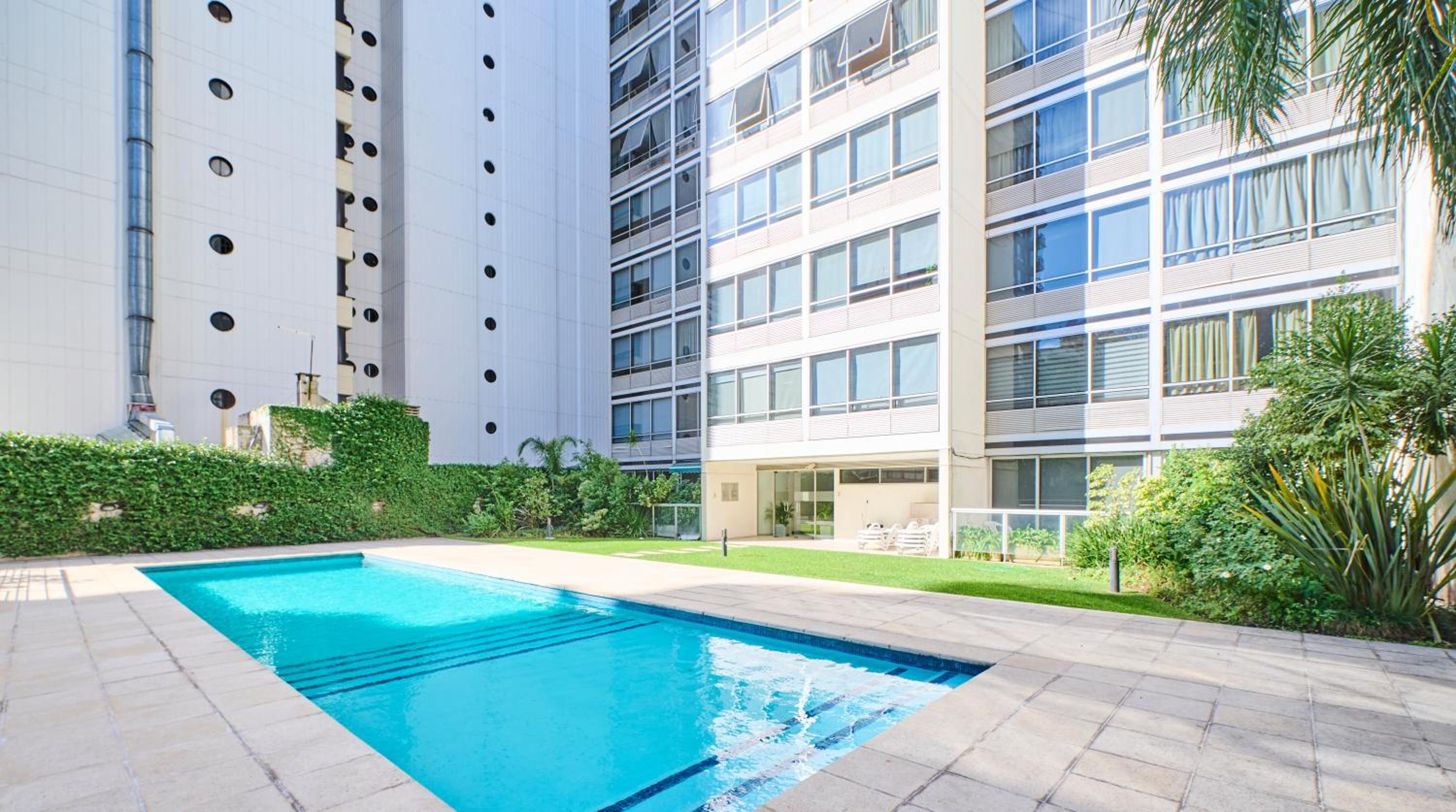 Recoleta: Elegance, Pool and Prime Location