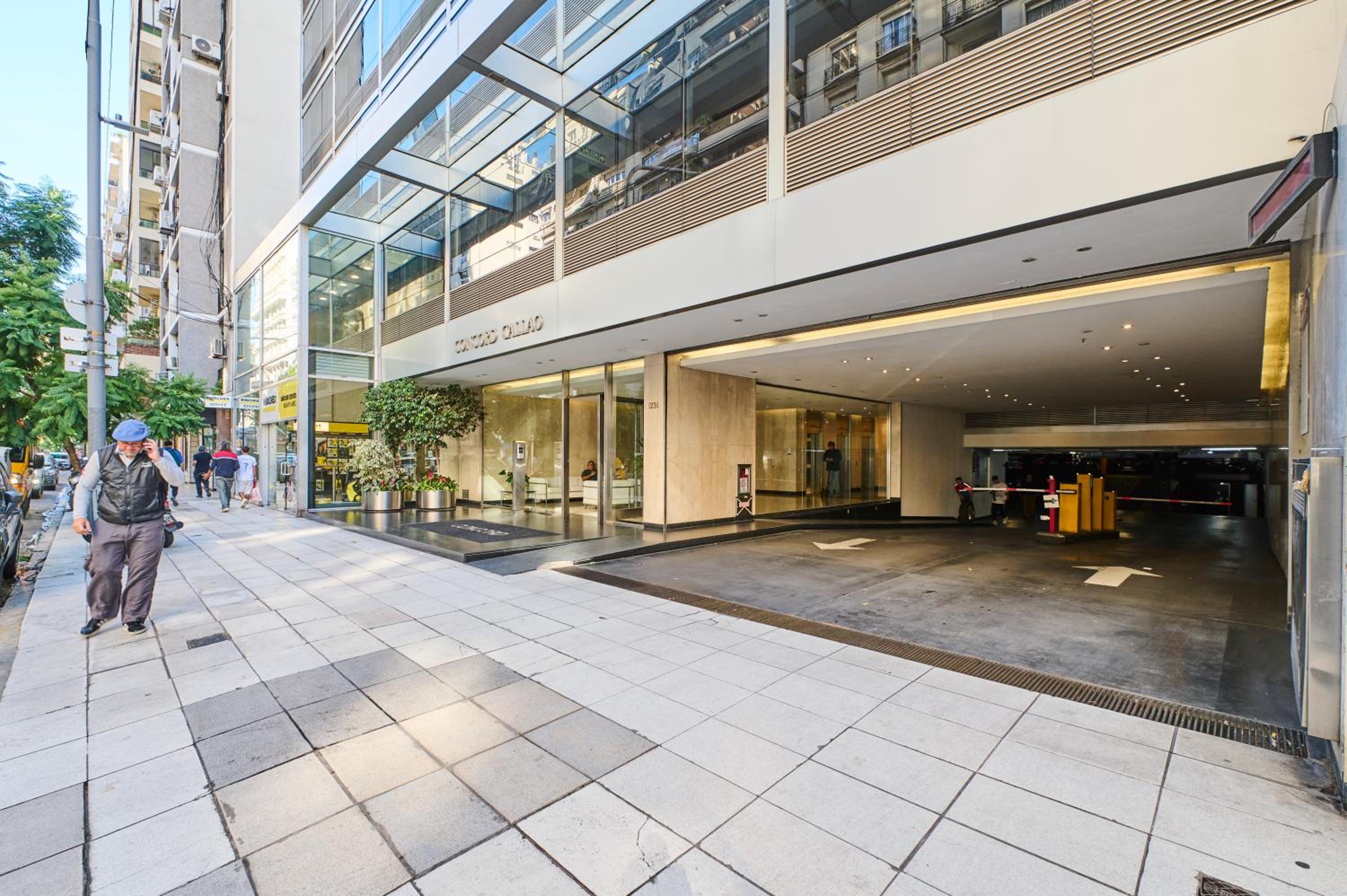 Recoleta: Elegance, Pool and Prime Location
