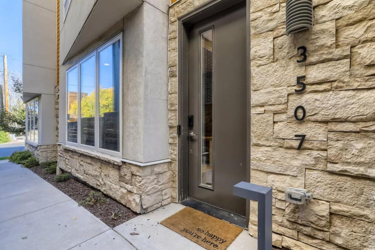 4BR Upscale Townhome Roof Top w Skyline Views view 5