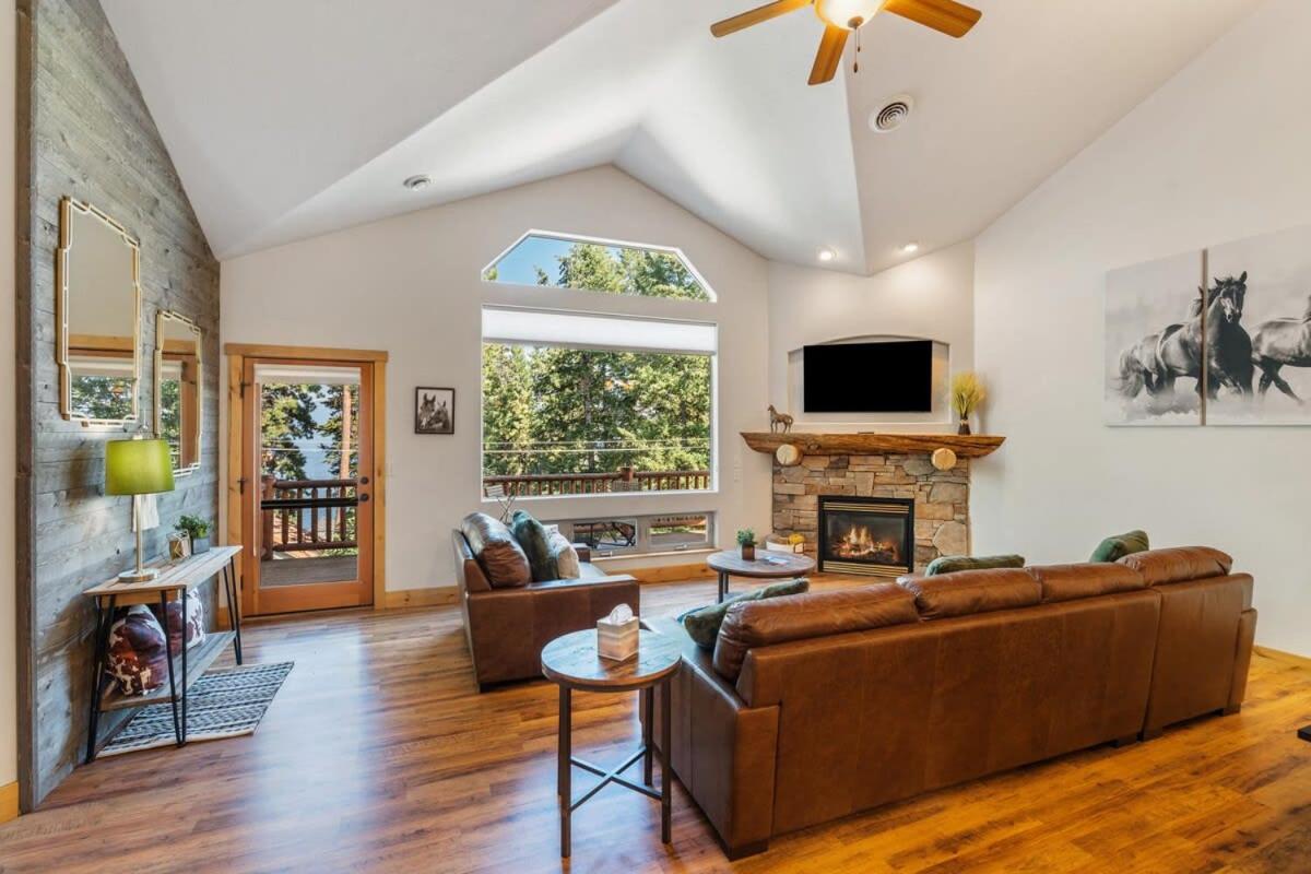 Lakeside Bliss Sleeps 8 Family Retreat