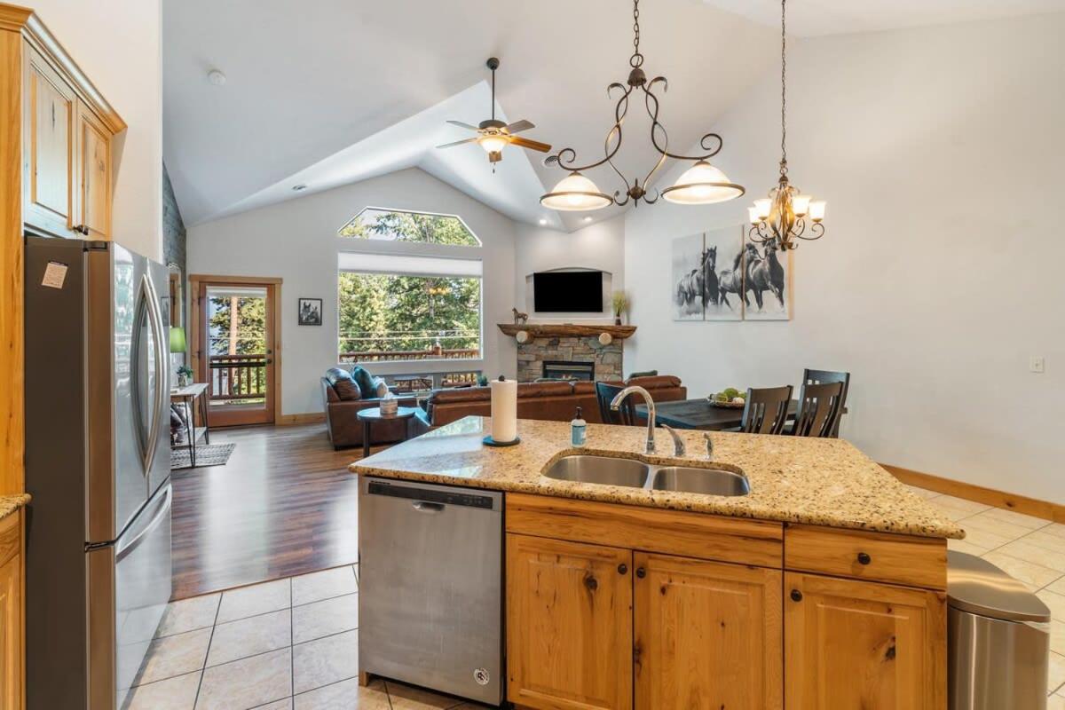 Lakeside Bliss Sleeps 8 Family Retreat