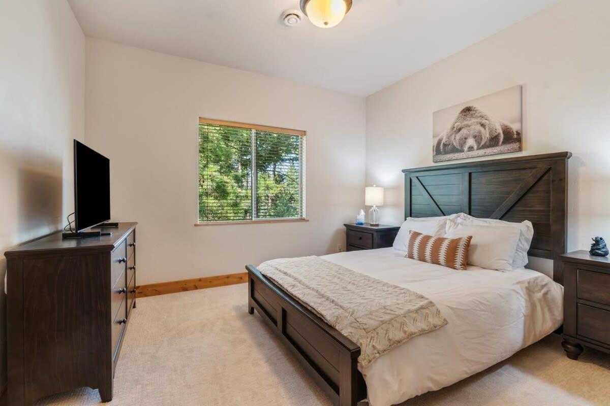 Lakeside Bliss Sleeps 8 Family Retreat