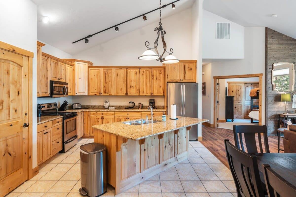 Lakeside Bliss Sleeps 8 Family Retreat