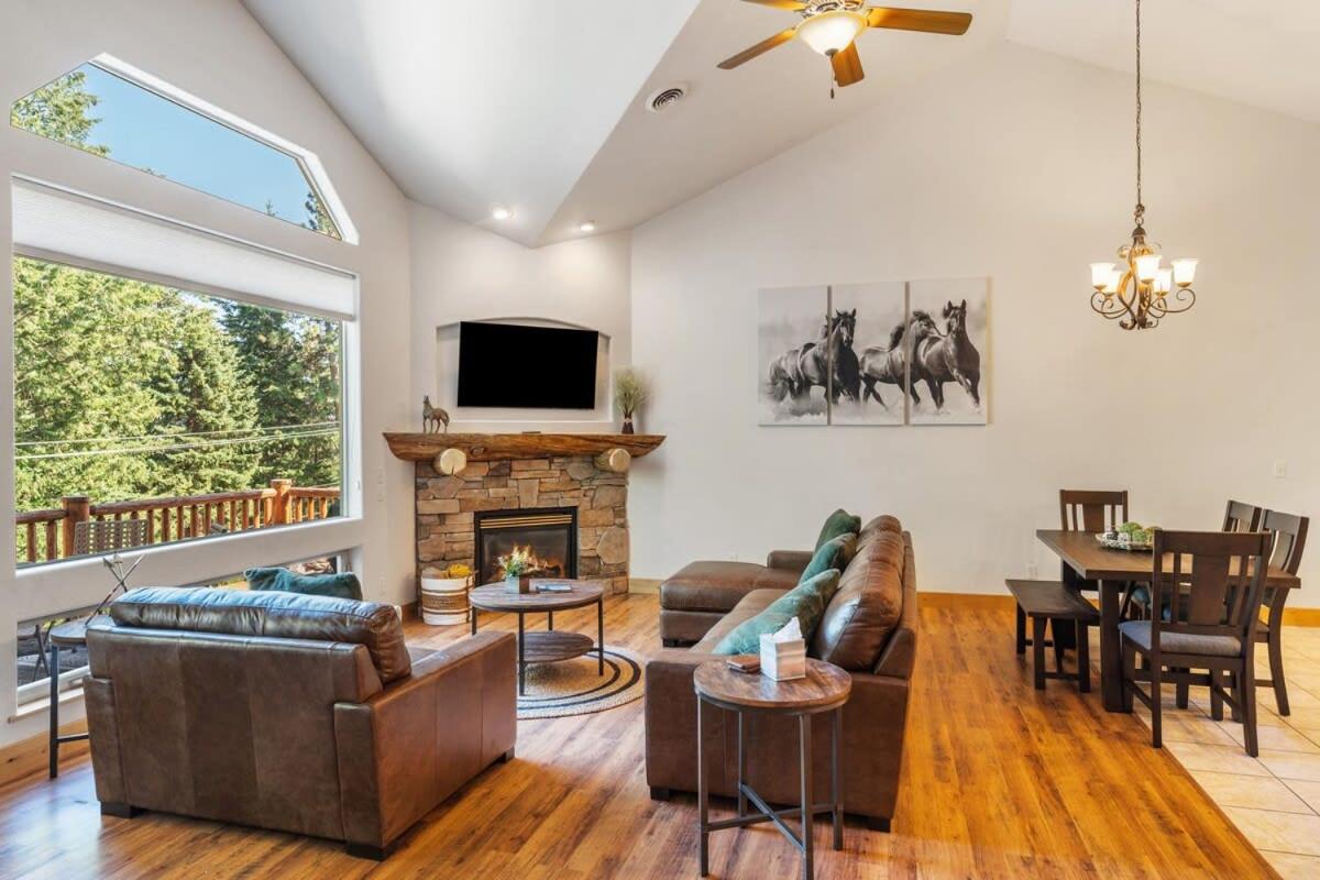 Lakeside Bliss Sleeps 8 Family Retreat