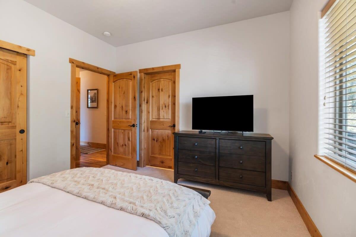 Lakeside Bliss Sleeps 8 Family Retreat