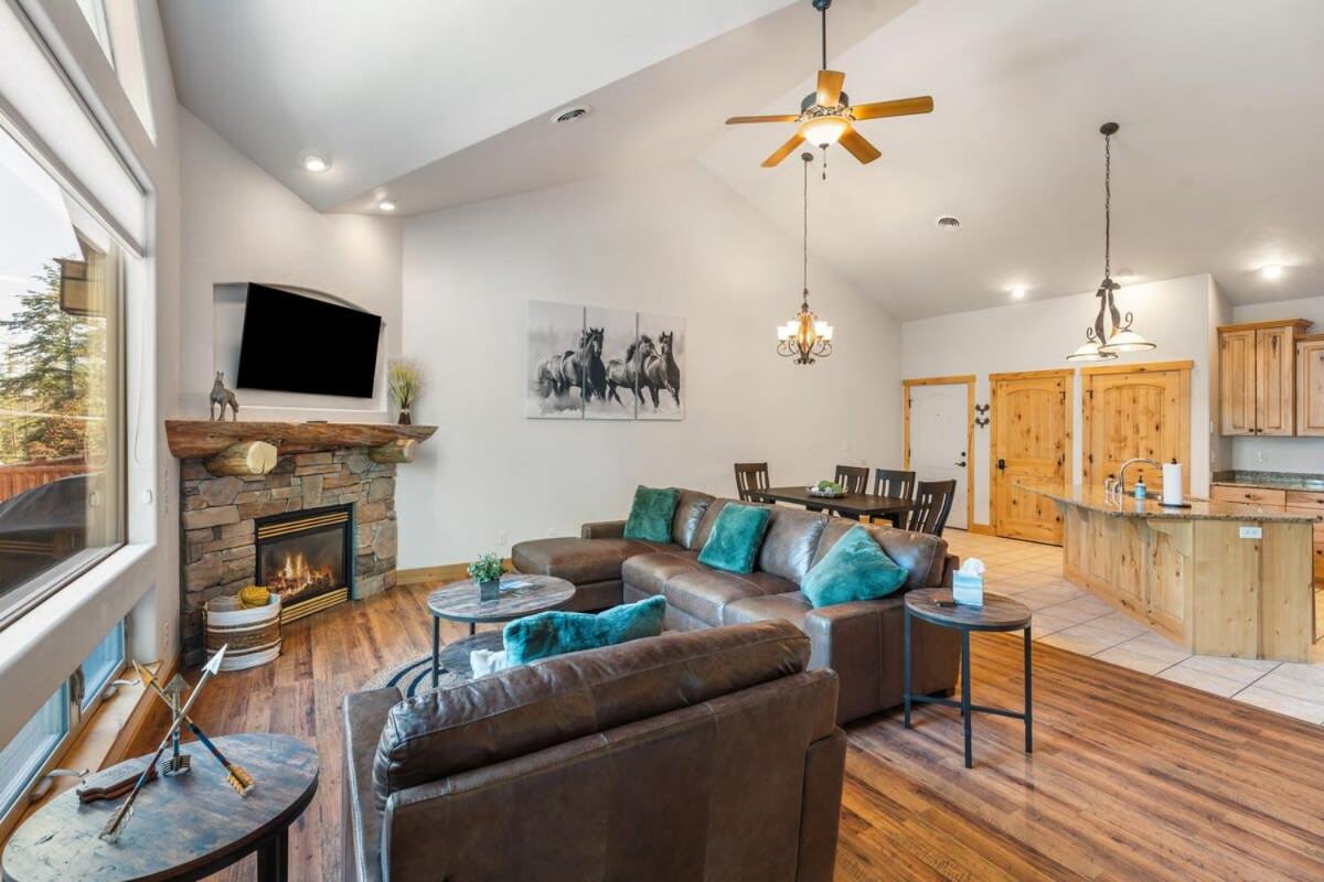 Lakeside Bliss Sleeps 8 Family Retreat