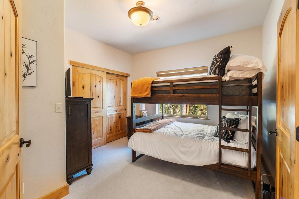 Lakeside Bliss Sleeps 8 Family Retreat