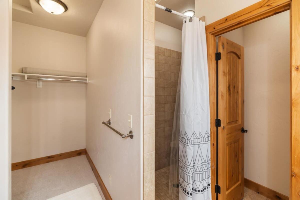 Lakeside Bliss Sleeps 8 Family Retreat